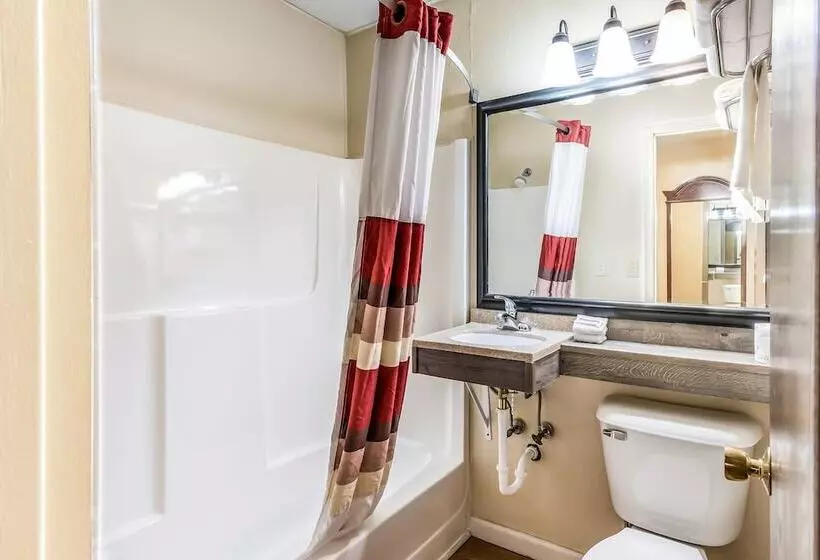 Отель Red Roof Inn & Suites Wapakoneta