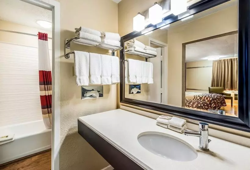 Отель Red Roof Inn & Suites Wapakoneta