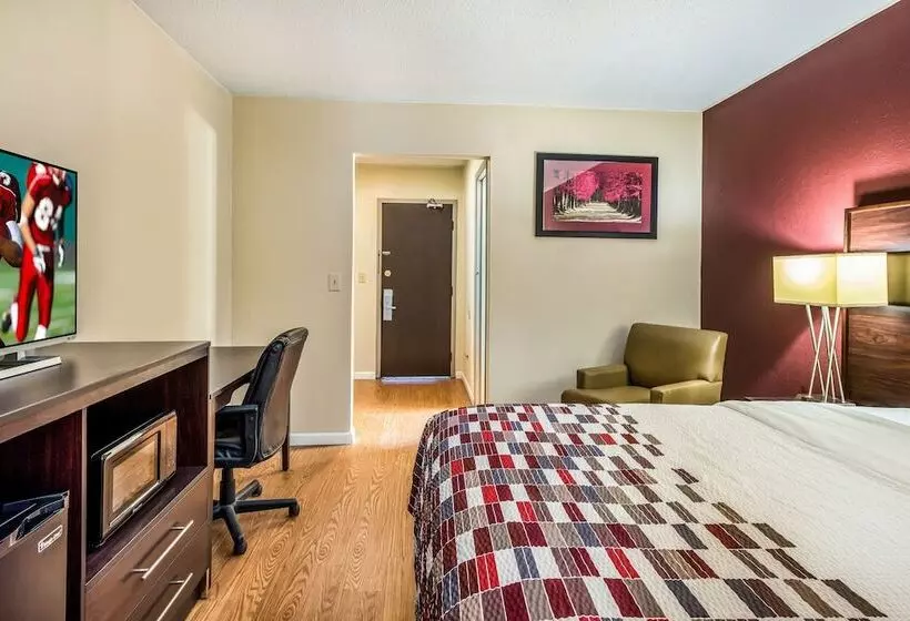 Отель Red Roof Inn & Suites Wapakoneta