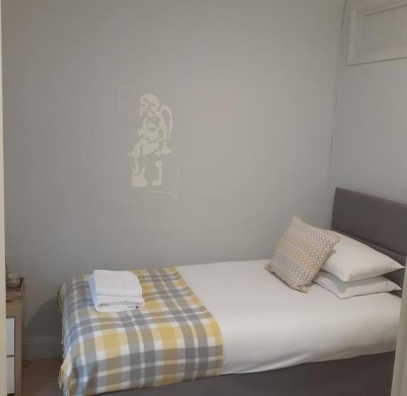 تختخواب و صبحانه The Angel Inn, Heytesbury