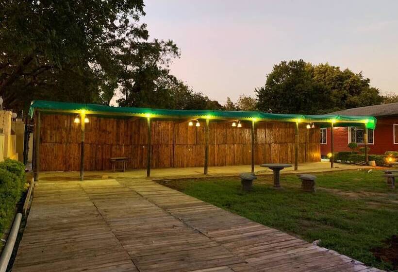 پانسیون Hooters Lodge