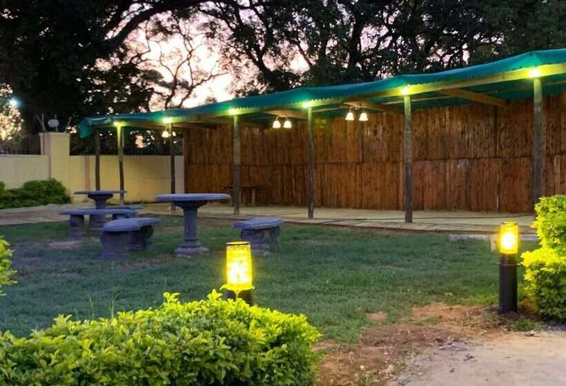 پانسیون Hooters Lodge