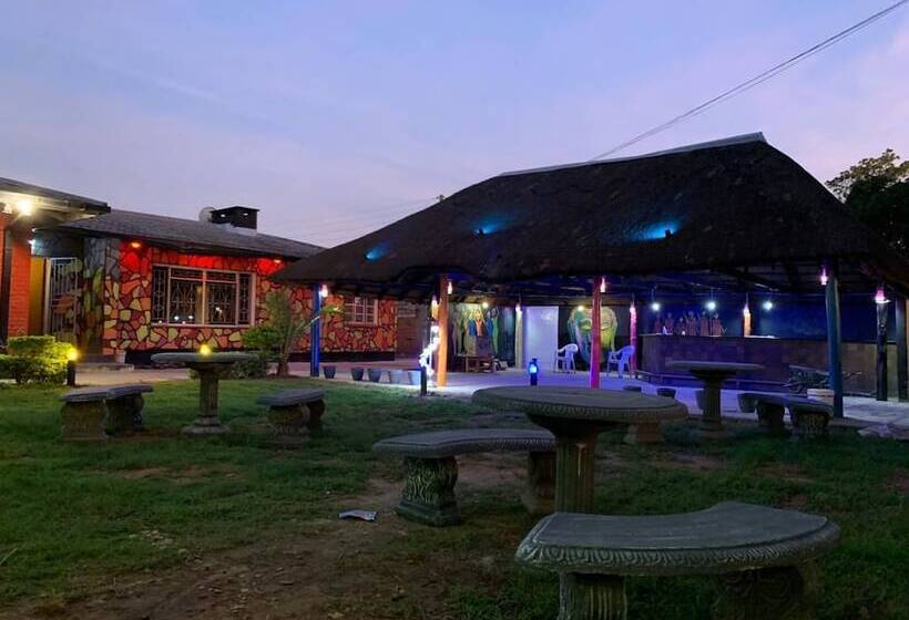 پانسیون Hooters Lodge