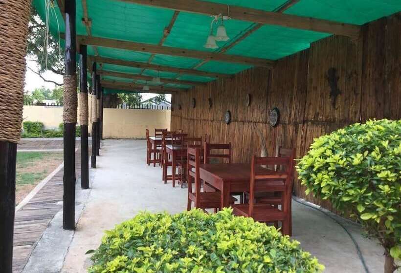 پانسیون Hooters Lodge