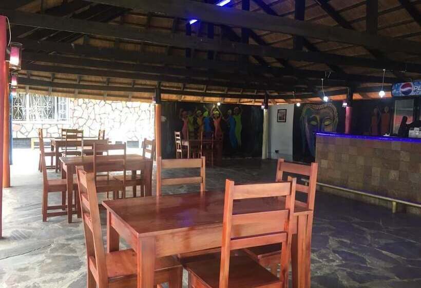 پانسیون Hooters Lodge