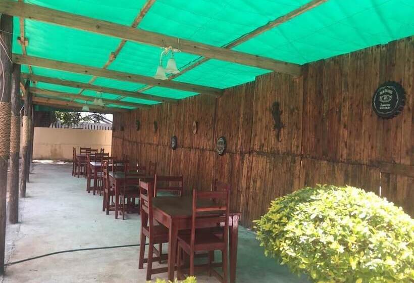 پانسیون Hooters Lodge