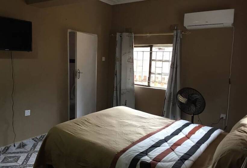 پانسیون Hooters Lodge