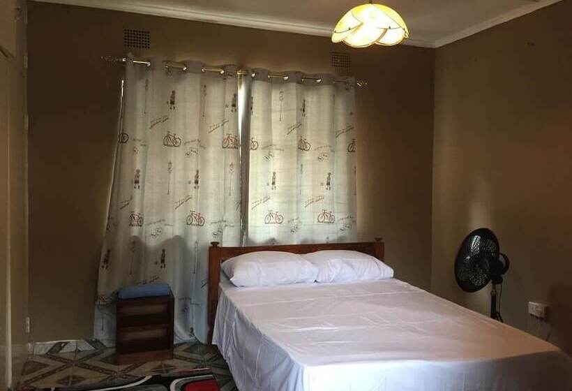 پانسیون Hooters Lodge