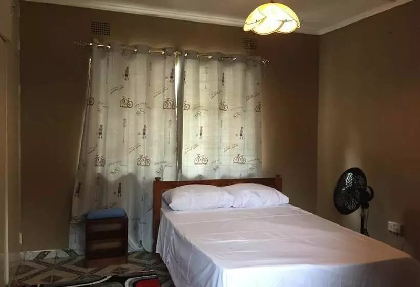 پانسیون Hooters Lodge