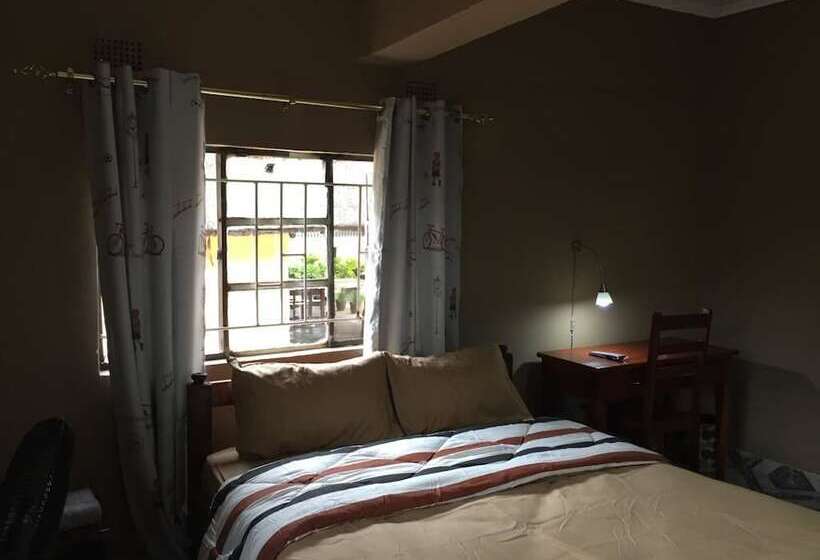 پانسیون Hooters Lodge