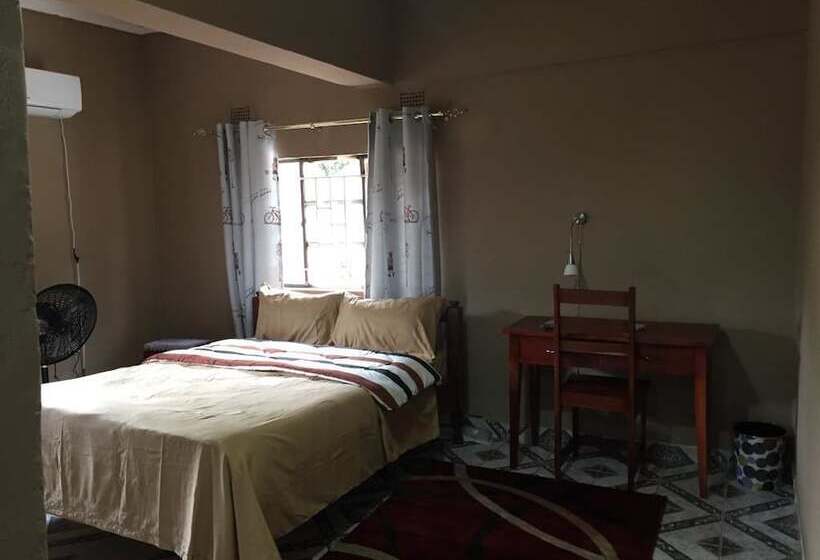 پانسیون Hooters Lodge