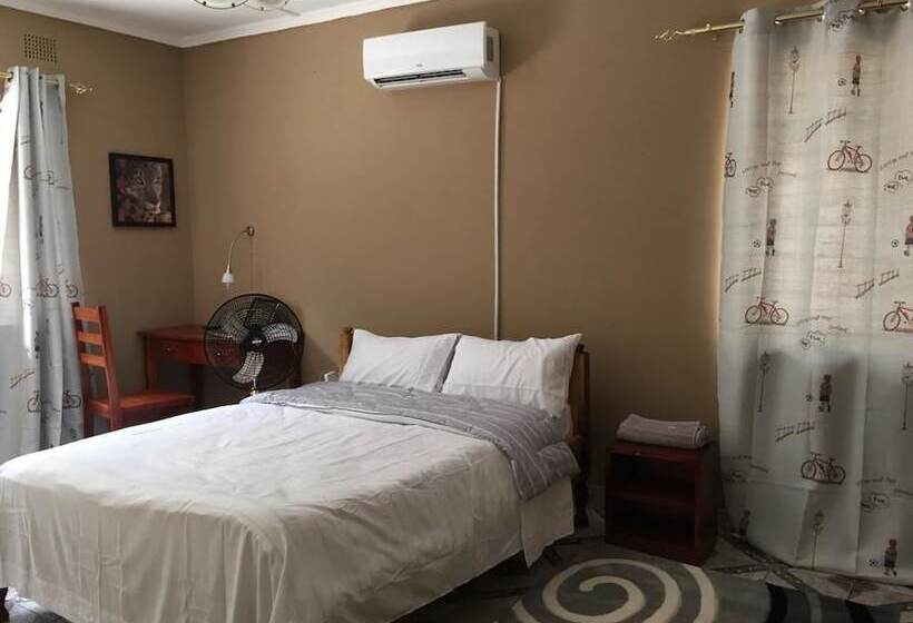 پانسیون Hooters Lodge