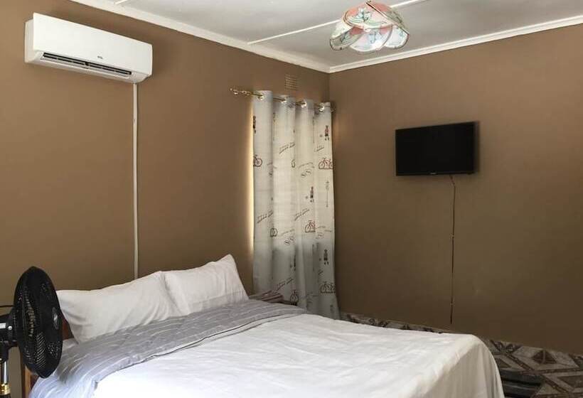 پانسیون Hooters Lodge