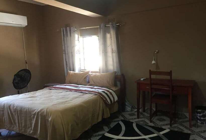 پانسیون Hooters Lodge