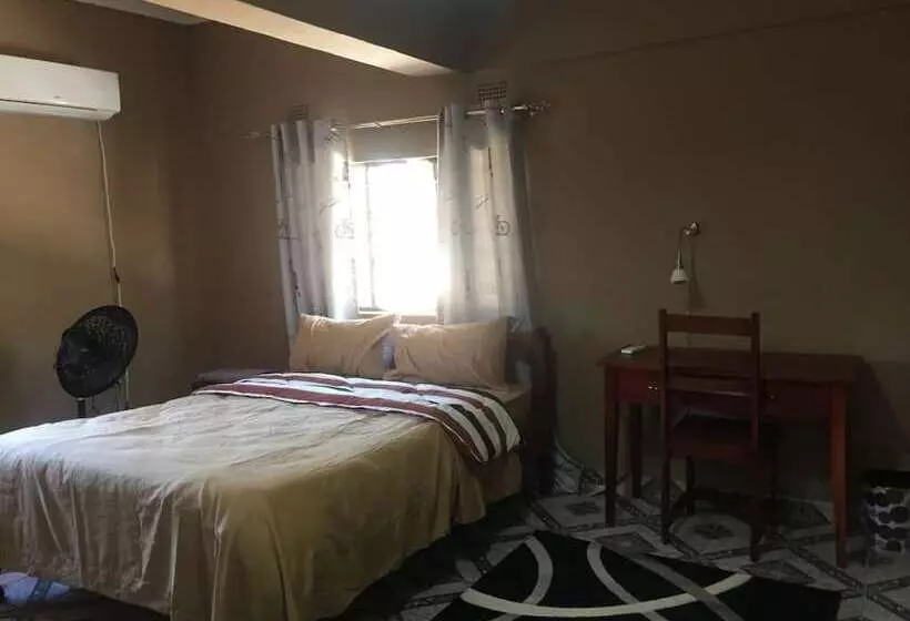 پانسیون Hooters Lodge