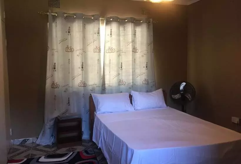 پانسیون Hooters Lodge