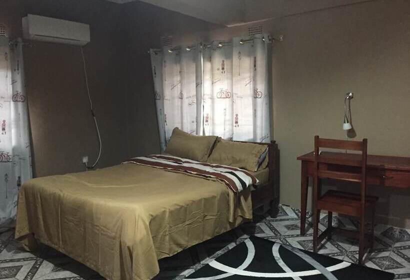 پانسیون Hooters Lodge