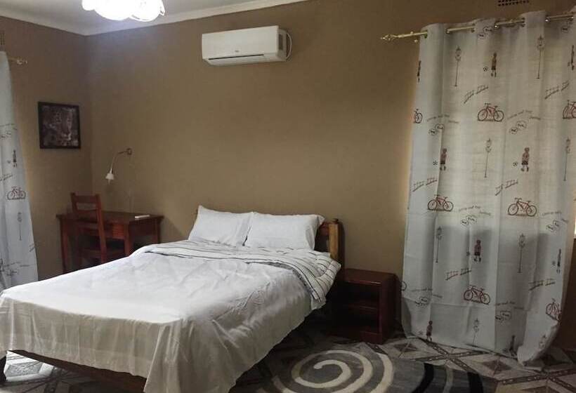 پانسیون Hooters Lodge