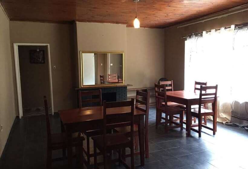 پانسیون Hooters Lodge