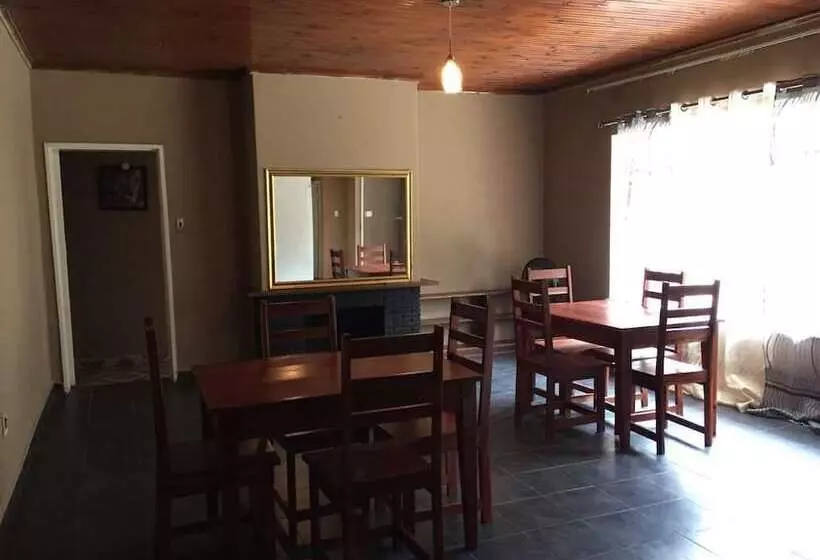 پانسیون Hooters Lodge