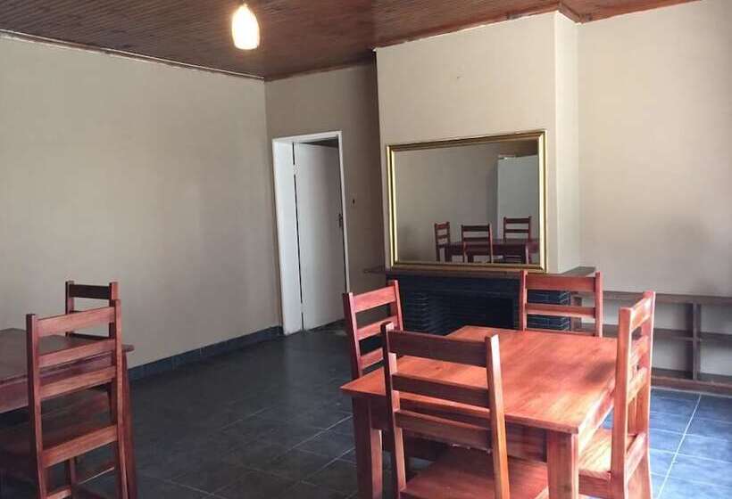 پانسیون Hooters Lodge