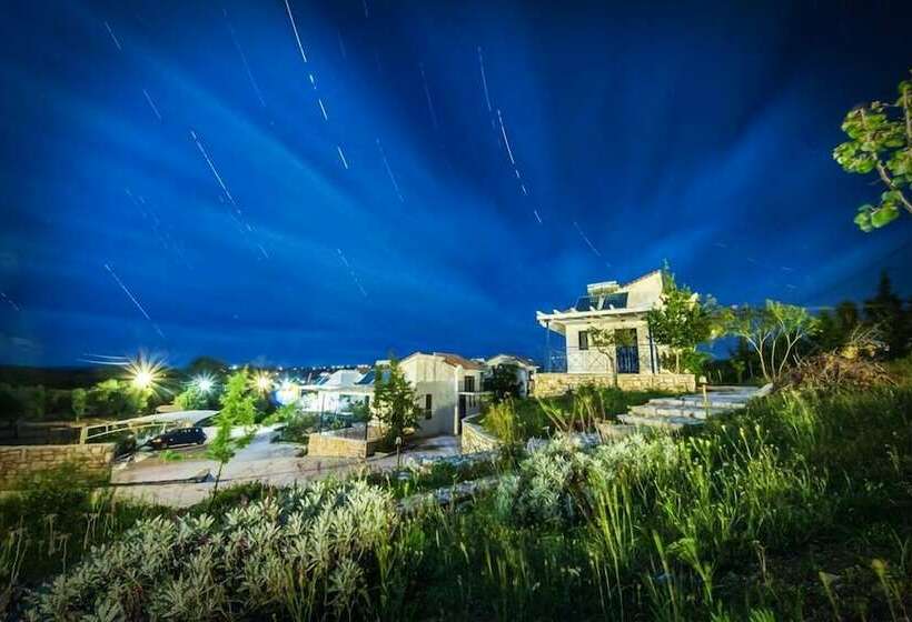 بنسيون Lontosvillage