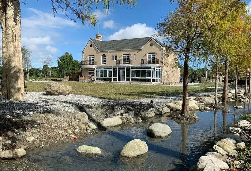پانسیون Serrado Manor