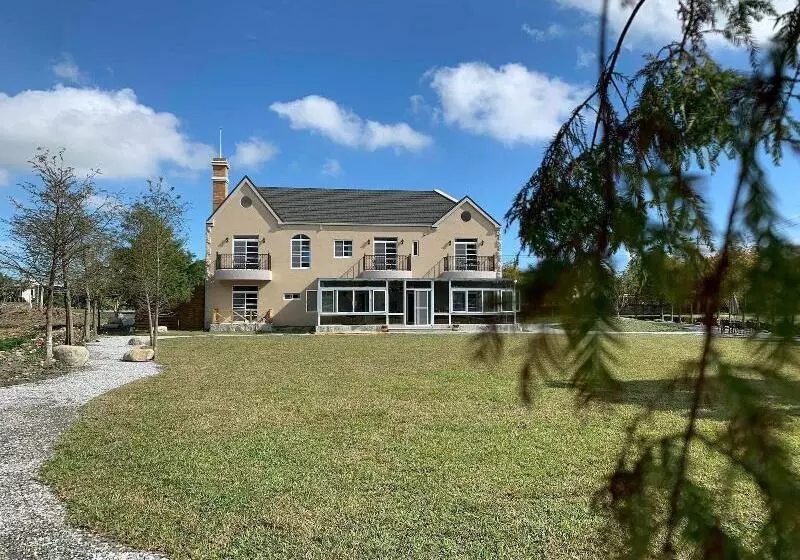 پانسیون Serrado Manor