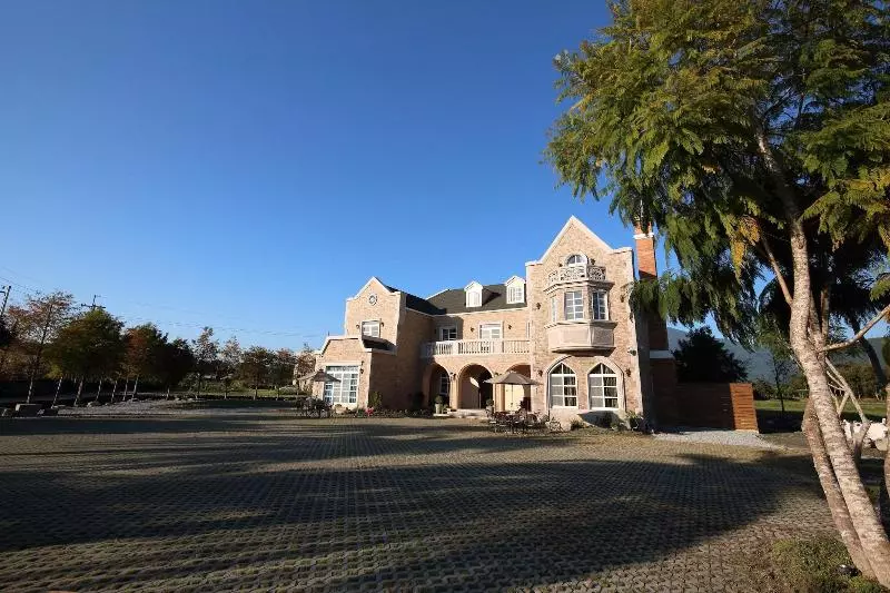 پانسیون Serrado Manor