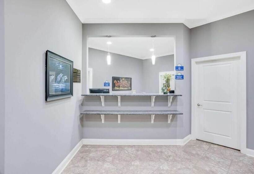 Отель Columbus Inn And Suites