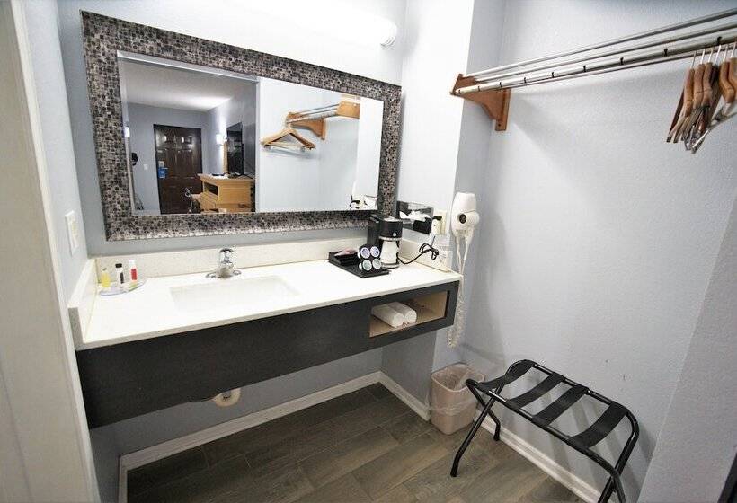 Отель Columbus Inn And Suites