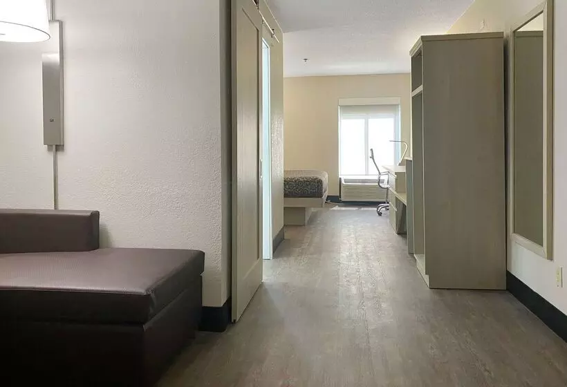 Отель Days Inn & Suites By Wyndham Peachtree Corners Norcross