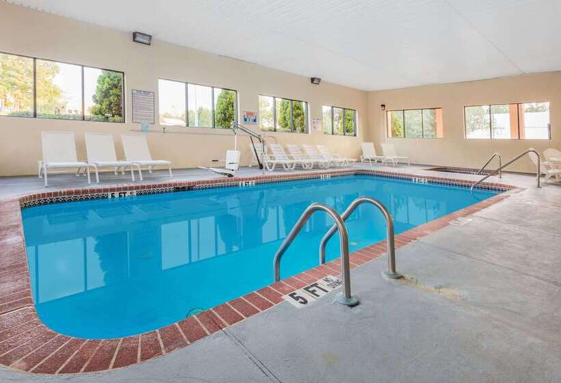 호텔 Days Inn & Suites By Wyndham Peachtree Corners Norcross