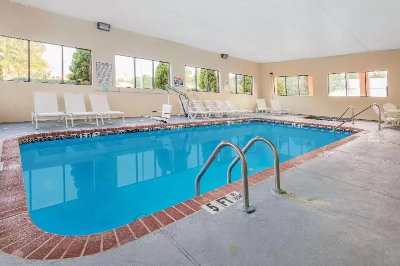 Отель Days Inn & Suites By Wyndham Peachtree Corners Norcross