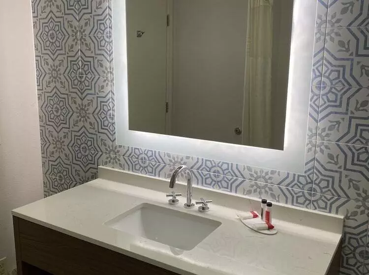 Отель Days Inn & Suites By Wyndham Peachtree Corners Norcross