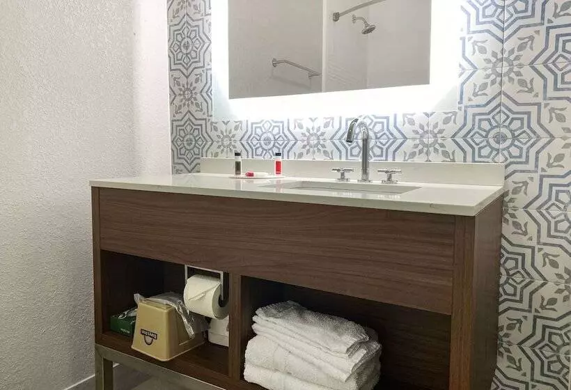 Отель Days Inn & Suites By Wyndham Peachtree Corners Norcross