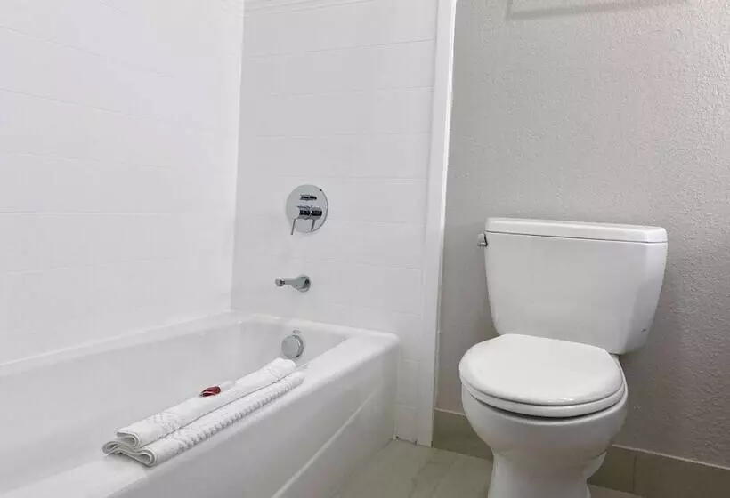 Отель Days Inn & Suites By Wyndham Peachtree Corners Norcross