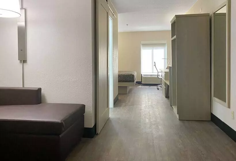 Отель Days Inn & Suites By Wyndham Peachtree Corners Norcross