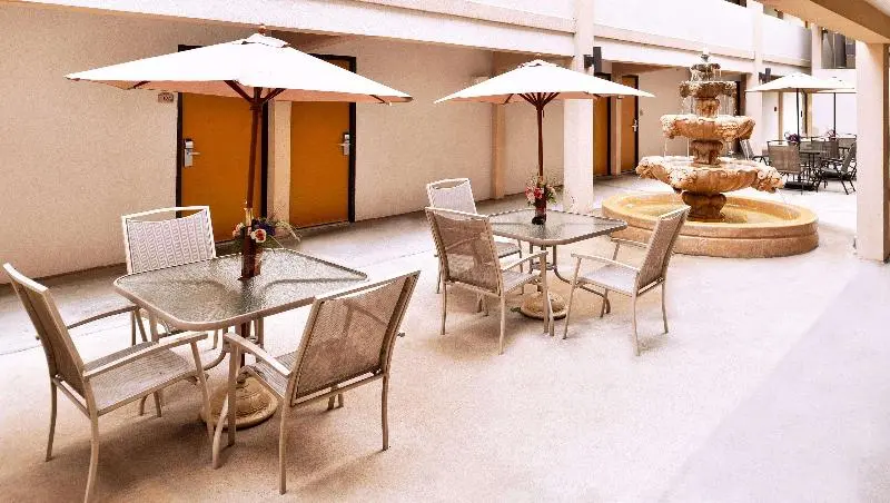 ホテル Executive Inn & Suites