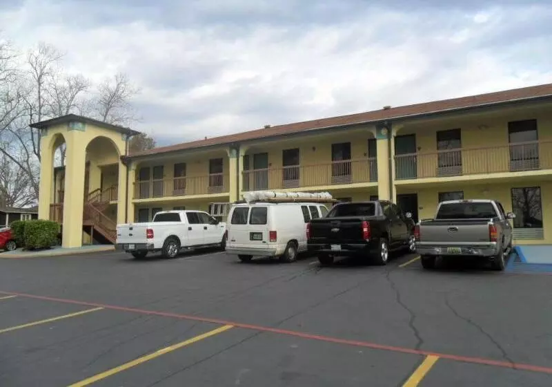 酒店 Luxury Inn & Suites