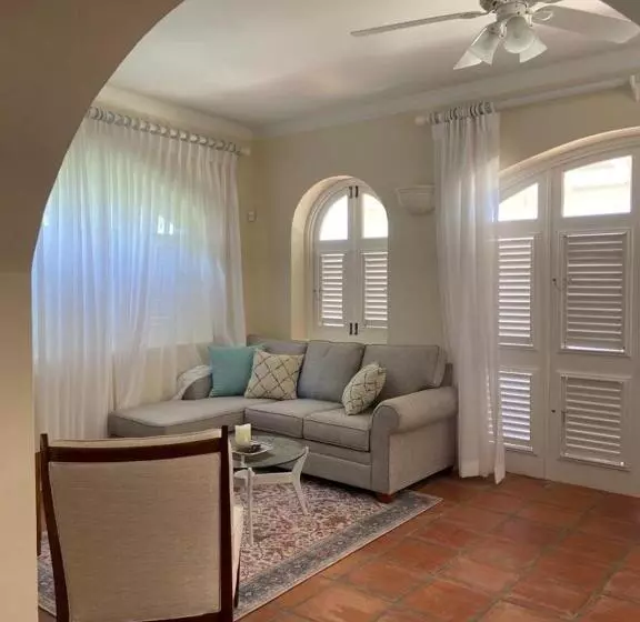 پانسیون Colleton Great House