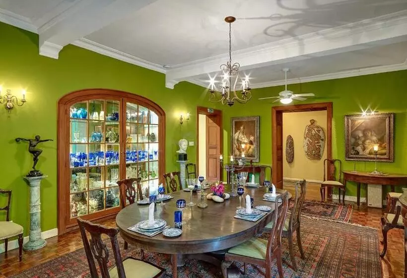 پانسیون Colleton Great House