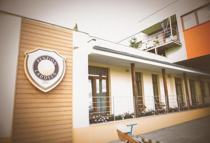 ペンション Penzión ľadoveň Skvelá Kuchyňa A Rodinná Atmosféra