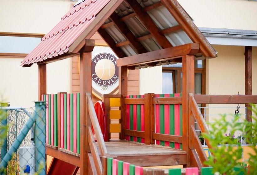 ペンション Penzión ľadoveň Skvelá Kuchyňa A Rodinná Atmosféra