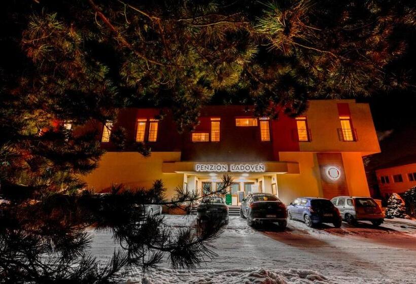 ペンション Penzión ľadoveň Skvelá Kuchyňa A Rodinná Atmosféra