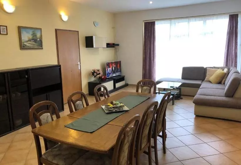 ペンション Apartmani I Sobe Ivančić1