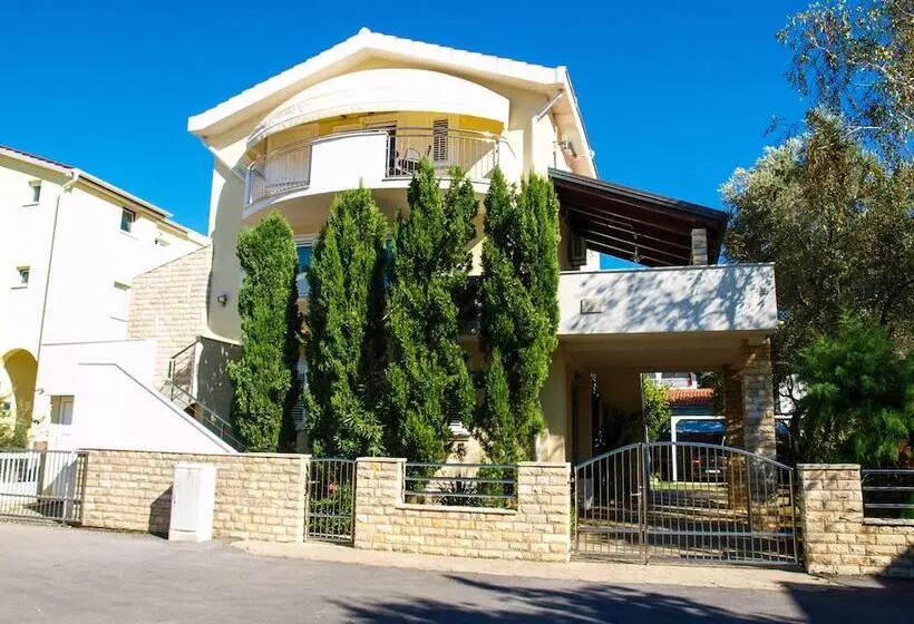 Apartment Complex Kristi