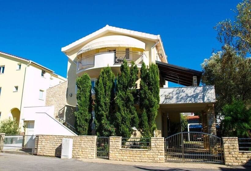 Apartment Complex Kristi