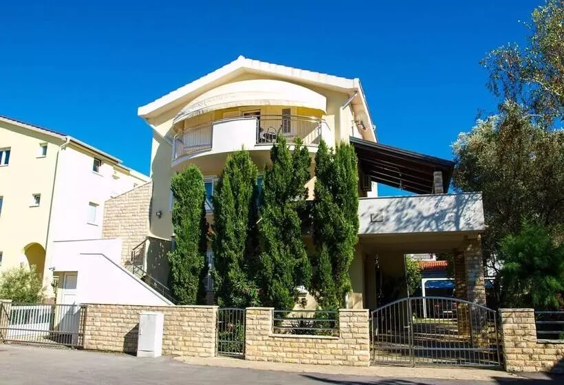 Apartment Complex Kristi