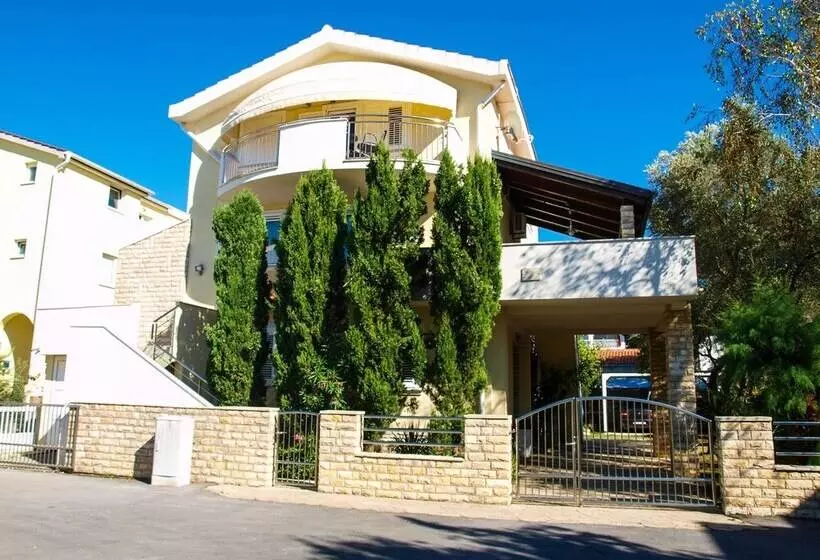 Apartment Complex Kristi